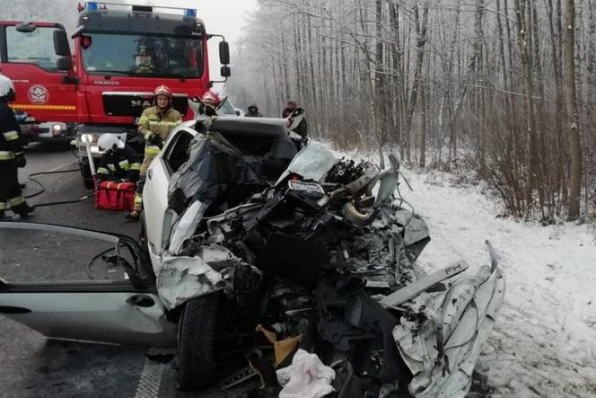 Makabryczny wypadek pod Bełchatowem. Osobówka wjechała wprost pod TIR-a. Nie żyje 32-letni kierowca