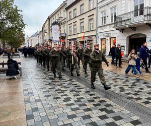 11 listopada. Narodowe Święto Niepodległości w Lublinie. Sprzedawca flag: Z poczucia patriotyzmu nie podwyższałem cen