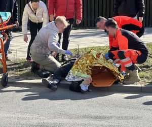 Motocyklista trafił do szpitala. Kierowca mazdy wymusił pierwszeństwo. Koszmarny wypadek w Warszawie