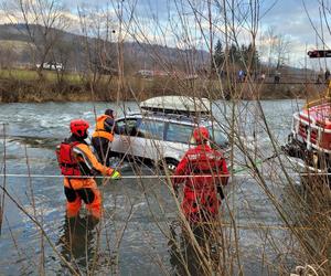 Nurt rzeki porwał samochód z kobietą w środku. Auto zsunęło się z przejazdu