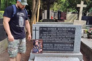 Kolorowe portrety powstańców warszawskich na ich nagrobkach