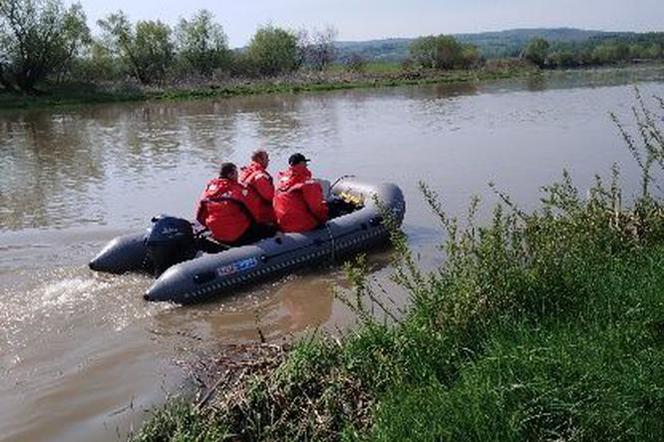 Zaginął 48-latek. Policjanci, strażacy i żołnierze sprawdzają brzeg rzeki