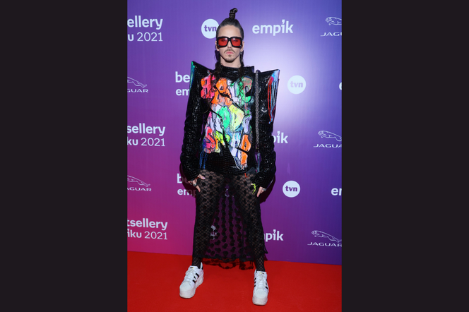 Szalona stylizacja Michała Szpaka na gali Empiku. Ten outfit przykuł uwagę wszystkich 