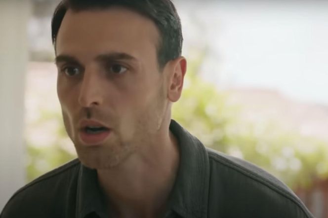 Alper udaje przerażonego na wiadomość o wypadku 