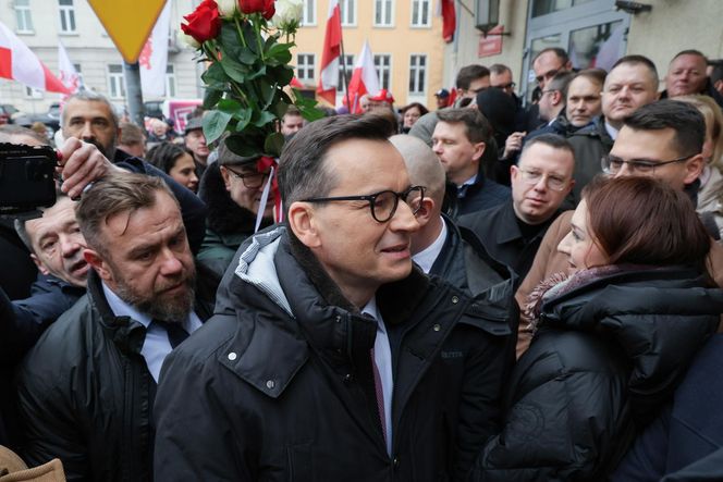 Mateusz Morawiecki pojawił się w budynku prokuratury w Warszawie. Ma usłyszeć zarzuty ws. wyborów korespondencyjnych z 2020 roku