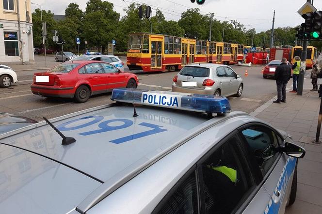 Łódź: Śmiertelny wypadek na Piotrkowskiej. Taksówka wjechała wprost pod tramwaj!