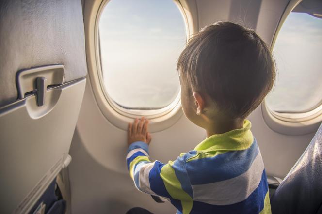 To bezwzględne przeciwwskazanie do lotu samolotem. Pediatra przestrzega rodziców