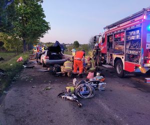 Dwóch mieszkańców Kalet zginęło w wypadku w Sączowie. Trzecia osoba walczy o życie