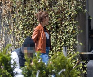 Małgorzata Socha stroi miny przy bajglu