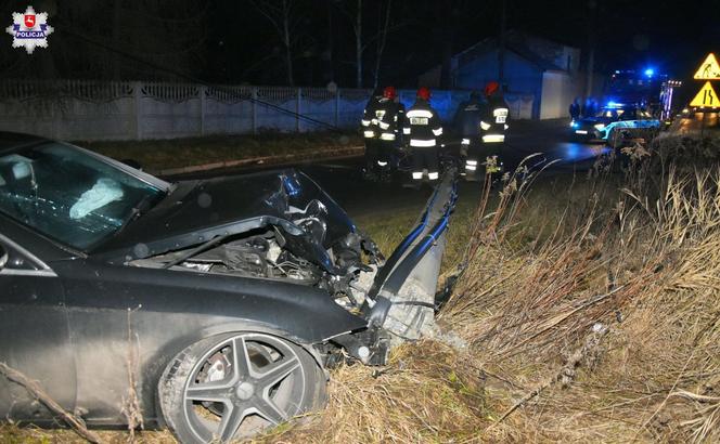 Kraśnik: PIJANY kierowca SKOSIŁ słup. Auto ROZTRZASKAŁO się o beton [ZDJĘCIA]