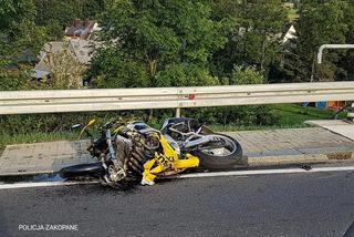 Biały Dunajec: Dwie osoby ranne po zderzeniu motocykla z osobówką. Paraliż Zakopianki [ZDJĘCIA]