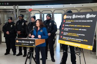 Nocne pociągi metra pod obstawą policji, czyli nowe pomysły gubernator stanu