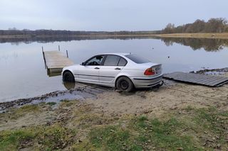 Nastolatek wjechał BMW do jeziora po nocnym drifcie. Teraz odpowie przed sądem