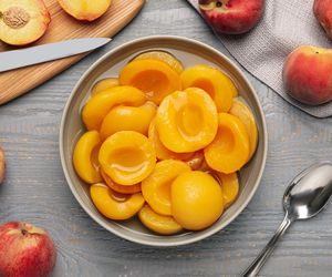 Brzoskwinie w syropie, jak z puszki – tylko lepsze, bo domowe!