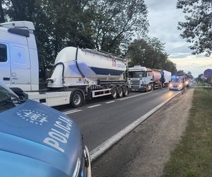 Trzy ciężarówki rozbite pod Płockiem. Kierowca zakleszczony