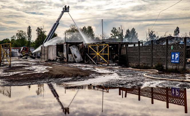 Rzeka Brynica zanieczyszczona chemikaliami z pożaru w Siemianowicach. Mieszkańcy skarżą się na odór