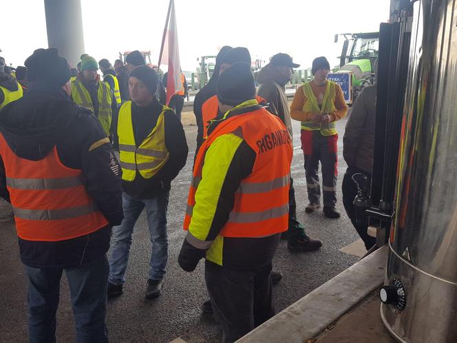 ​Na S5 koło Leszna zaczęła się druga doba rolniczego protestu