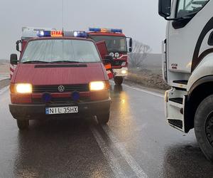 Wypadek na DK 15 w Rożentalu. Bus zderzył się z ciężarówką. Jedna osoba ranna