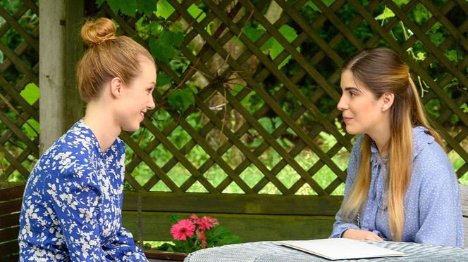 Barwy szczęścia, odc. 2164. Agata (Natalia Zambrzycka), Mirka (Magdalena Dwurzyńska)