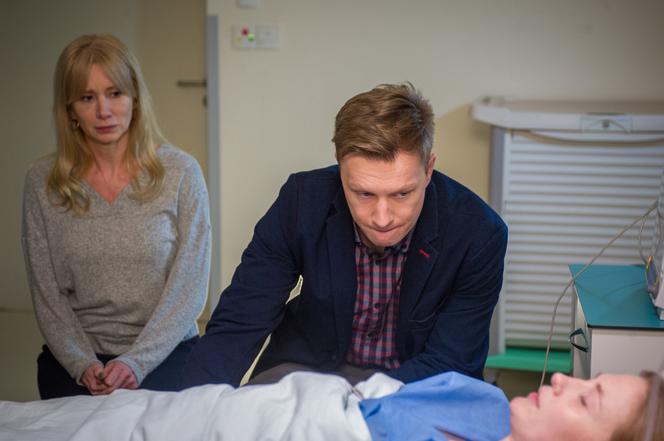 Na Wspólnej odc. 2910. Elżbieta (Paulina Chapko), Igor (Jakub Wesołowski), Ewa (Ewa Gawryluk)
