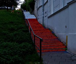 Dewastacja słynnej atrakcji Krakowa. Tęczowe schody przemalowano na barwy narodowe