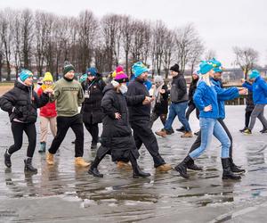 Ten taniec był wyjątkowy. Morsy z Giżycka zatańczyły poloneza… na lodzie [ZDJĘCIA]