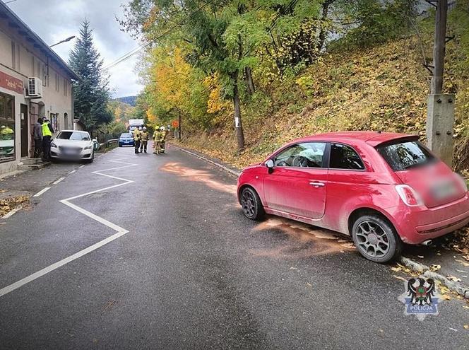 Zaparkowany samochód uderzył w pieszą. Wcześniej stało się coś niespodziewanego 
