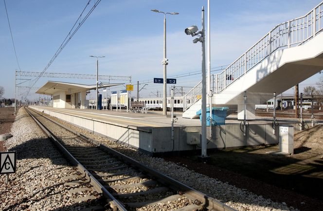  Takiego absurdu w Warszawie już dawno nie było. Mieszkańcy Pragi załamani po budowie kładki nad torami