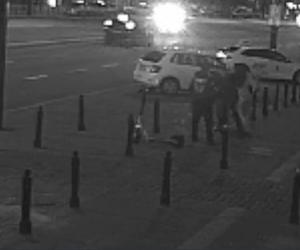 Brutalny atak nożownika w centrum Warszawy. Policja szuka sprawcy, udostępniła drastyczne nagranie