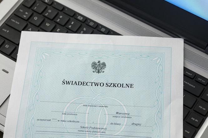 Rozdanie świadectw 2020 dopiero we wrześniu? Zakończenie roku szkolnego inne w każdej szkole!