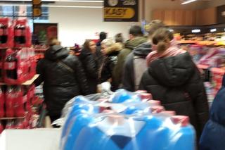 Zakupy na ostatnią chwilę przed świętami. Tak z rana wyglądają piekarnie i supermarkety [ZDJĘCIA]