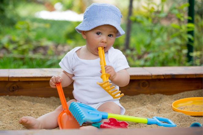 Karmisz dziecko podczas zabawy w piaskownicy? Lepiej tego nie rób 