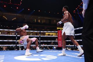 Piorunujący nokaut Joshuy na Ngannou! Były mistrz UFC padł nieprzytomny na deski, długo nie mógł wstać