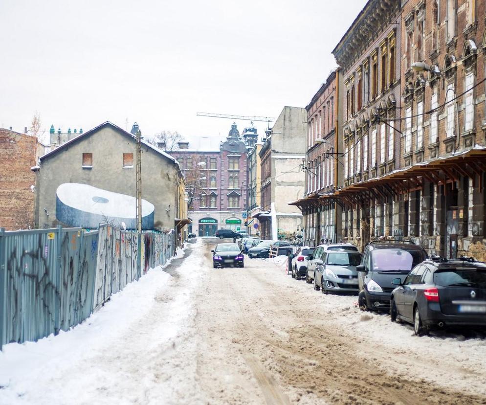 Nielegalny parking w rejonie Rawy. Kierowcy nadal mogą tam parkować za darmo 