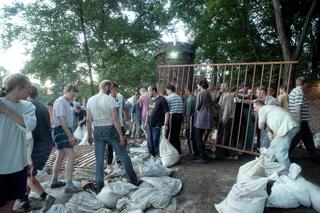 Powódź tysiąclecia we Wrocławiu. Zobacz, jak ratowano zoo przed wielką wodą 
