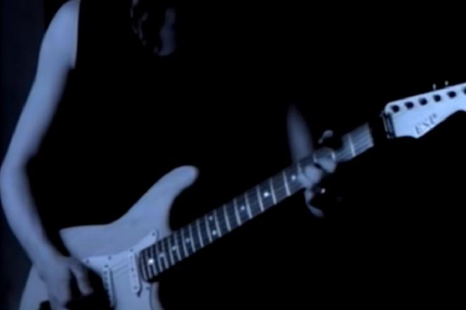 Gitara Kirka Hammetta z klipu do 'One' trafiła na aukcję. Ile trzeba dać za kultowy instrument?