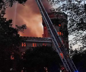 Pożar pałacu Stolbergów. Strażacy przez całą noc walczyli z ogniem 