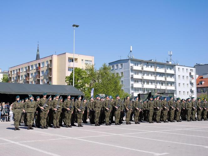 Ponad stu żołnierzy na Placu Solidarności w Olsztynie. Złożyli uroczystą przysięgę [ZDJĘCIA]