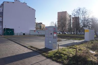 Plac czterech automatów paczkowych powstał w Warszawie. Znak czasów w stolicy