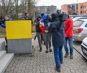 Doprowadzenie mężczyzny, który został zatrzymany w sprawie brutalnej napaści na 14-latkę