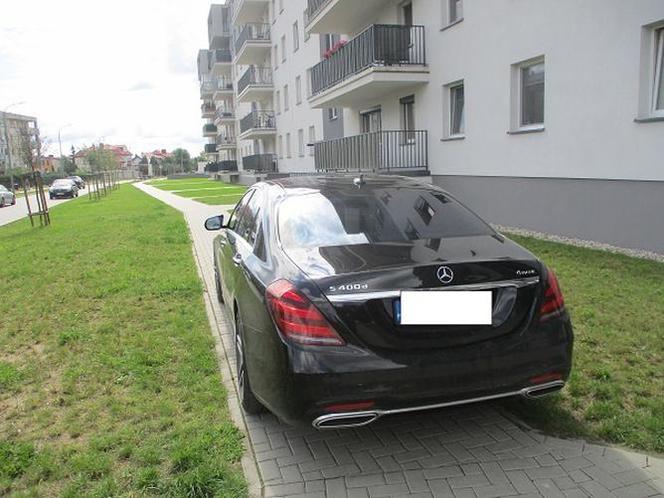 Nie chce im się czy nie potrafią? Tak parkują w Płocku "bezmyślni kierowcy" [ZDJĘCIA]