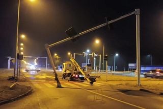 Pijany kierowca jechał pod prąd i przestawił słup sygnalizacji świetlnej. Niebezpieczne zdarzenie w Lesznie [FILM]  