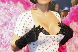 Doda w ciemnych włosach to petarda. Pasuje jej taki kolor!