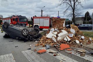 Kapliczka rozpadła się na tysiąc kawałków! Niesłychane zdarzenie. Policja poszukuje mężczyzny z renaulta [ZDJĘCIA]