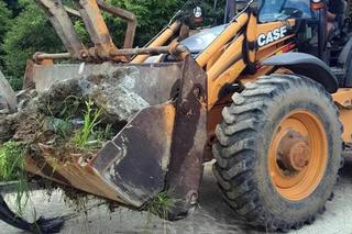 Koparką zwoził śmieci na pobliską działkę. Na polecenie szefa