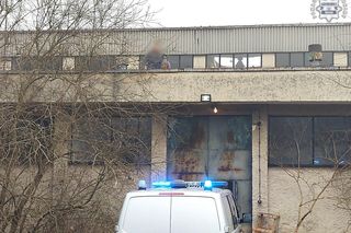 Bezprawnie przebywali na zamkniętym terenie w Imielinie. Podczas interwencji uciekł na dach. Potrzebny był negocjator