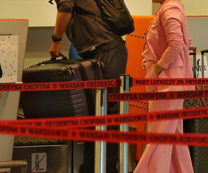 Anna Mucha z rodziną na lotnisku