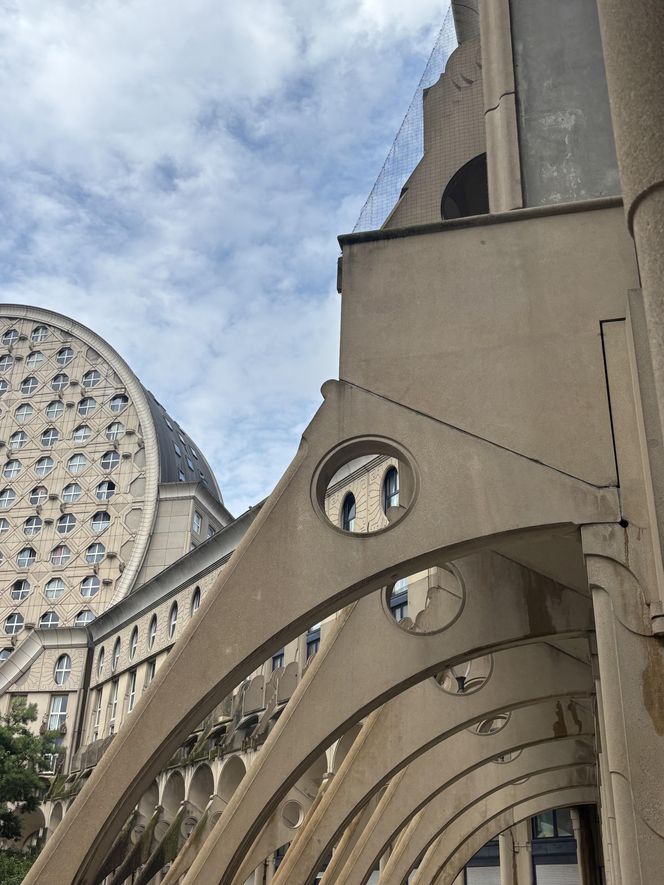 Picasso's Arenas. Budynek mieszkalny położony w Noisy-le-Grand pod Paryżem