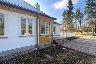 Wyremontowana zabytkowa leśniczówka i jej otoczenie