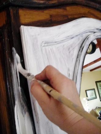 KROK IV – Bielenie mebli, czyli malowanie szafy